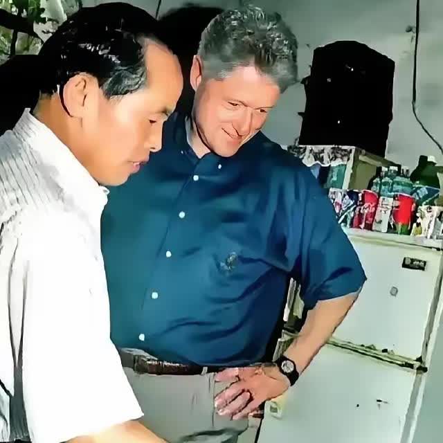 1998年，克林顿访华时在西安一小店见店主用算盘，暗自认为中国落后。实则是中方巧