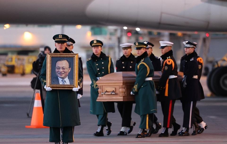 在越南因病去世的韩国前国务总理李海瓒的遗体，已由专机运回韩国仁川国际机场，韩国多