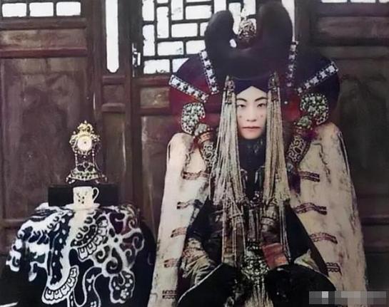1938年，斯大林下令处决了外蒙古的末代皇后，在执行死刑前，皇后格嫩皮勒展现出与