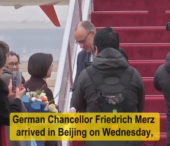 2月25日上午！德国总理默茨已经抵达北京！从曝光的画面我们可以看出，当天德国总