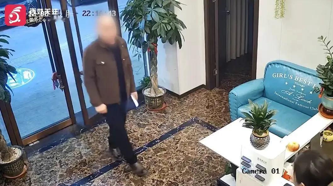 “太丢人了！”浙江德清，一男子去足浴店按摩放松，谁知做完项目却从后门偷偷溜走，后