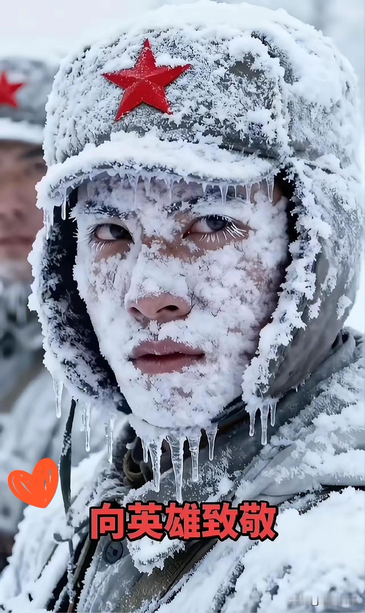 这张照片看一眼就破防！零下几十度的极寒里，戍边战士浑身裹满白雪，帽檐脖颈凝着冰