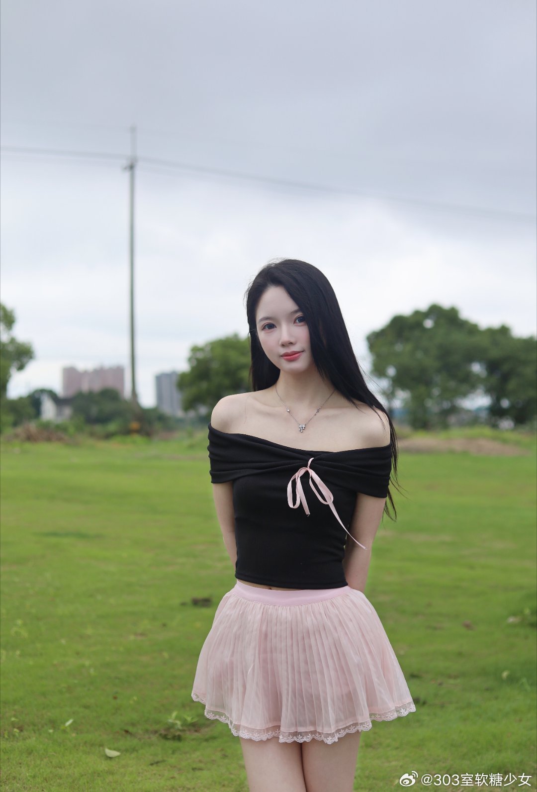 今日分享咯郊外草地真舒服哇黑粉搭配甜软又清爽实在是无聊，出来吹吹风天气真的很不错