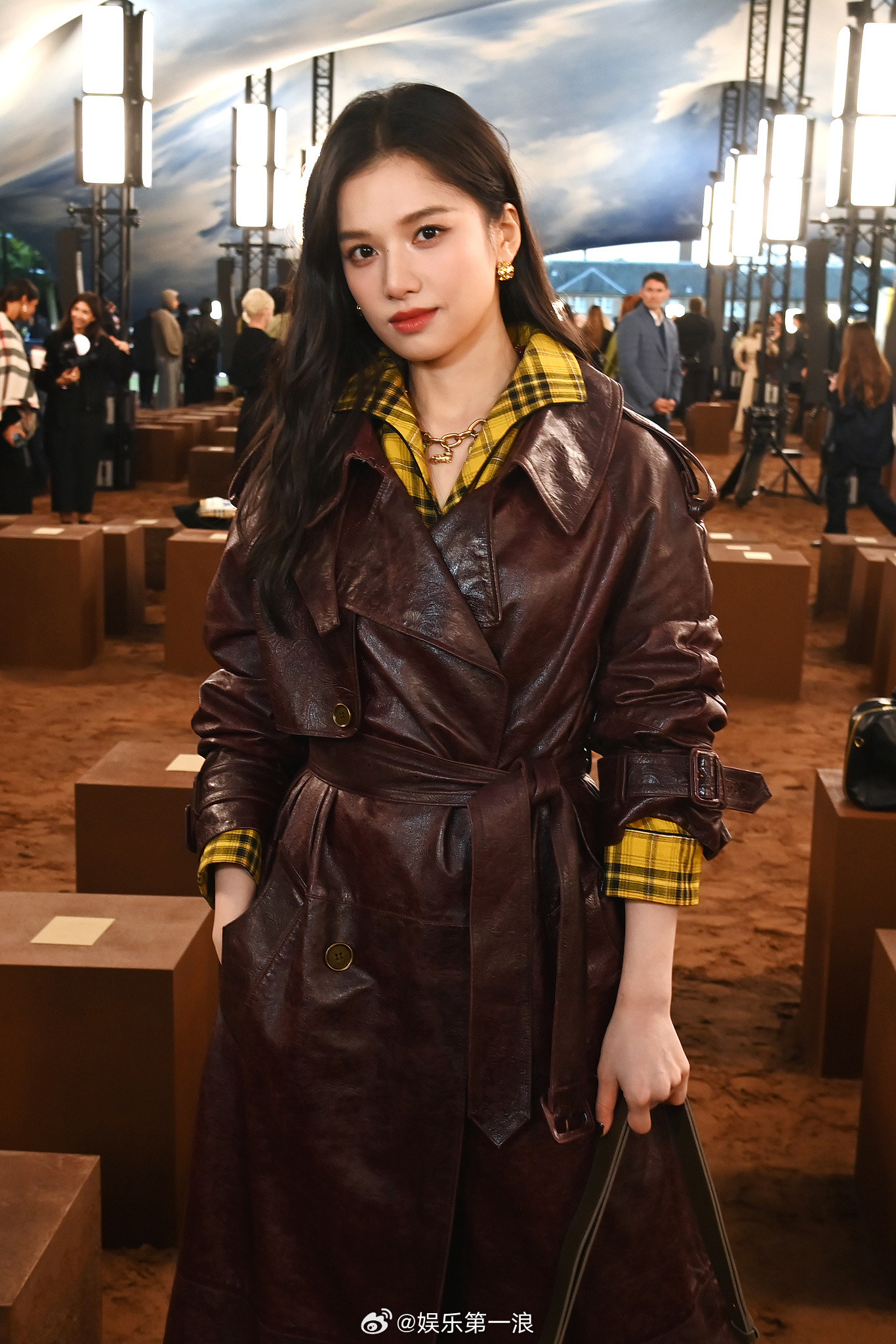 张婧仪时装周生图状态张婧仪美神降临伦敦时装周完全是美神降临，生图状态太好了！