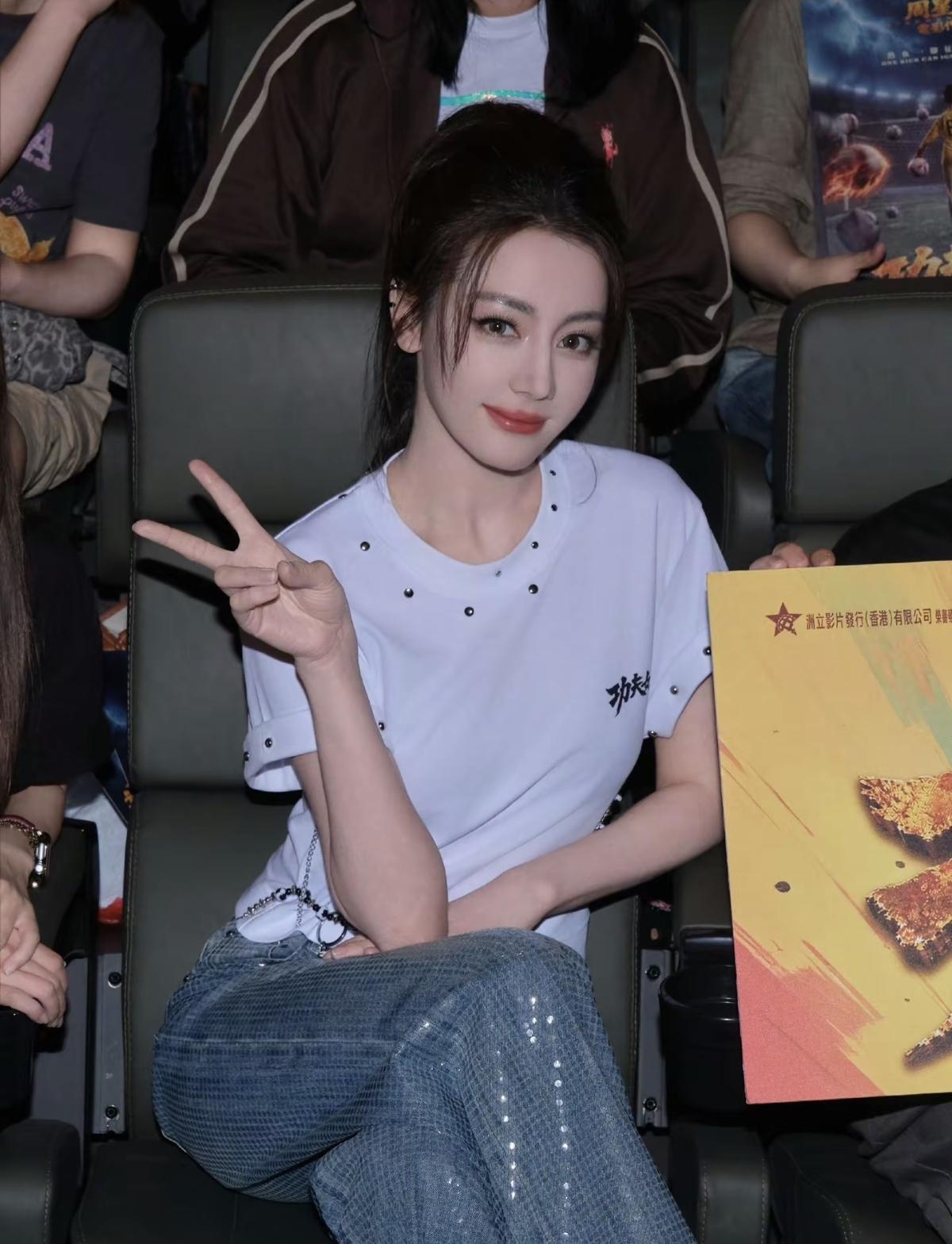 迪丽热巴影院观影现场，比耶瞬间温柔又灵动[比心]简单穿搭，难掩绝色娱乐明