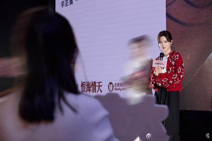 辛芷蕾这反应太真实了！路上突然被塞个本子，隔着屏幕都能感受到蕾子的疑惑与豪爽。