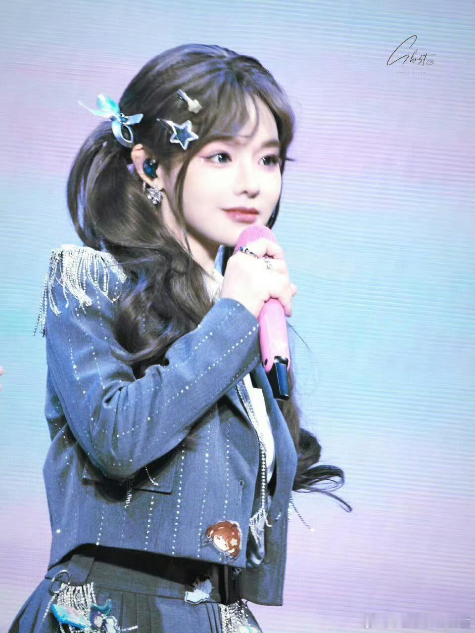 黄霄雲歌迷最大对手是黄霄雲谁能想到抢演唱会票时，最大的“竞争对手”居然是正主本