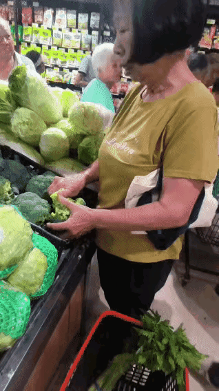 如此买菜你见过吗？一位大妈打扮的得挺立正的，齐耳短发，染得黑黑的，穿着牛油果