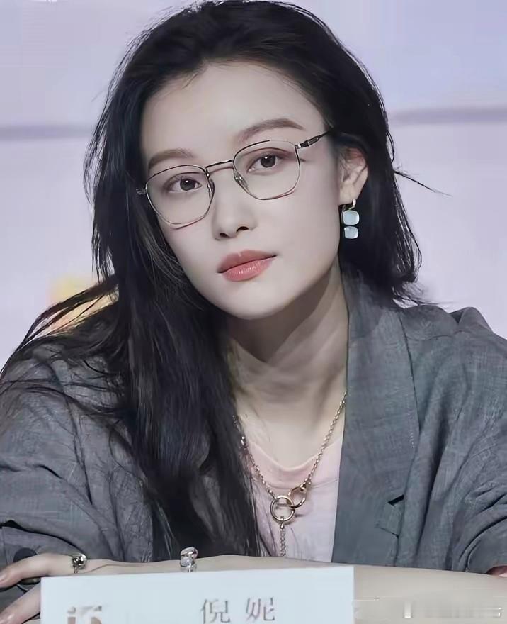 我问我老公，倪妮都36岁了，她也就一般漂亮呀，为什么有那么多男人把她当女神啊？我