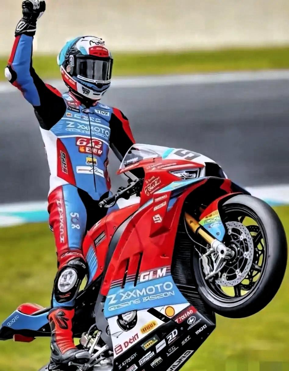 张雪回应最后两圈刷绩！藏着职业赛车最残酷的真相说一个扎心的事实！99%的观