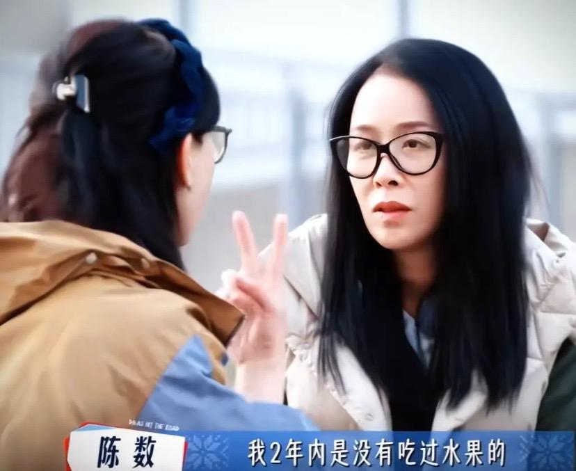 看这张照片就特逗，不知道的还以为那英和陈数在传播谁的小道消息呢！那英听得那叫一个