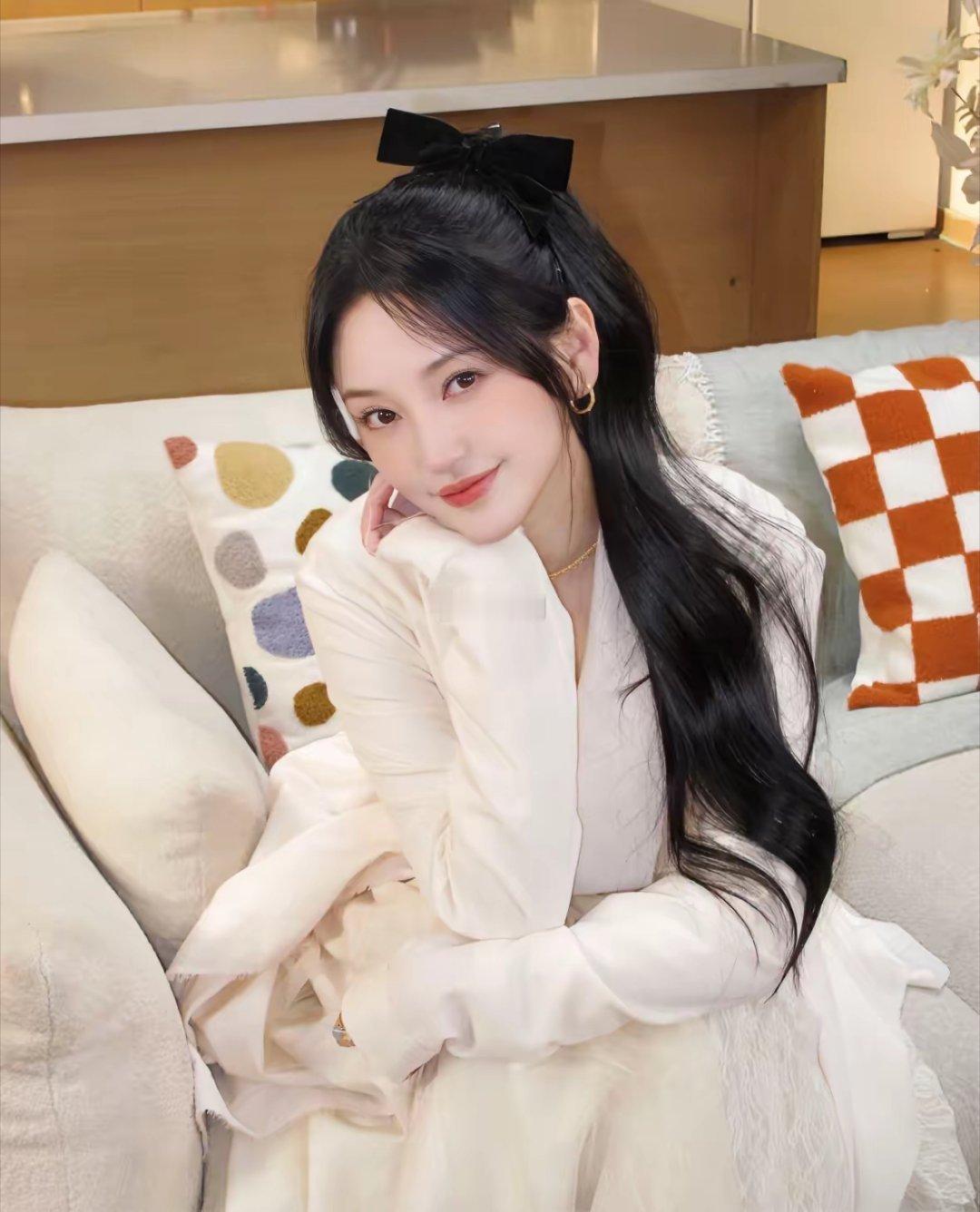 我表妹亲眼见过金莎，她说了句大实话，让我目瞪口呆！她说金莎和电视上的差别太大了！