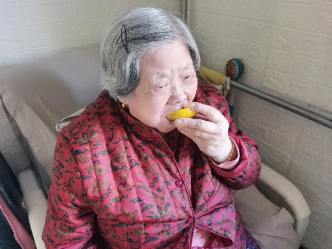 网上花30块买了几个鸡蛋果，回家顺手给老妈带俩。剥开分四瓣，中间带着核。老妈捏