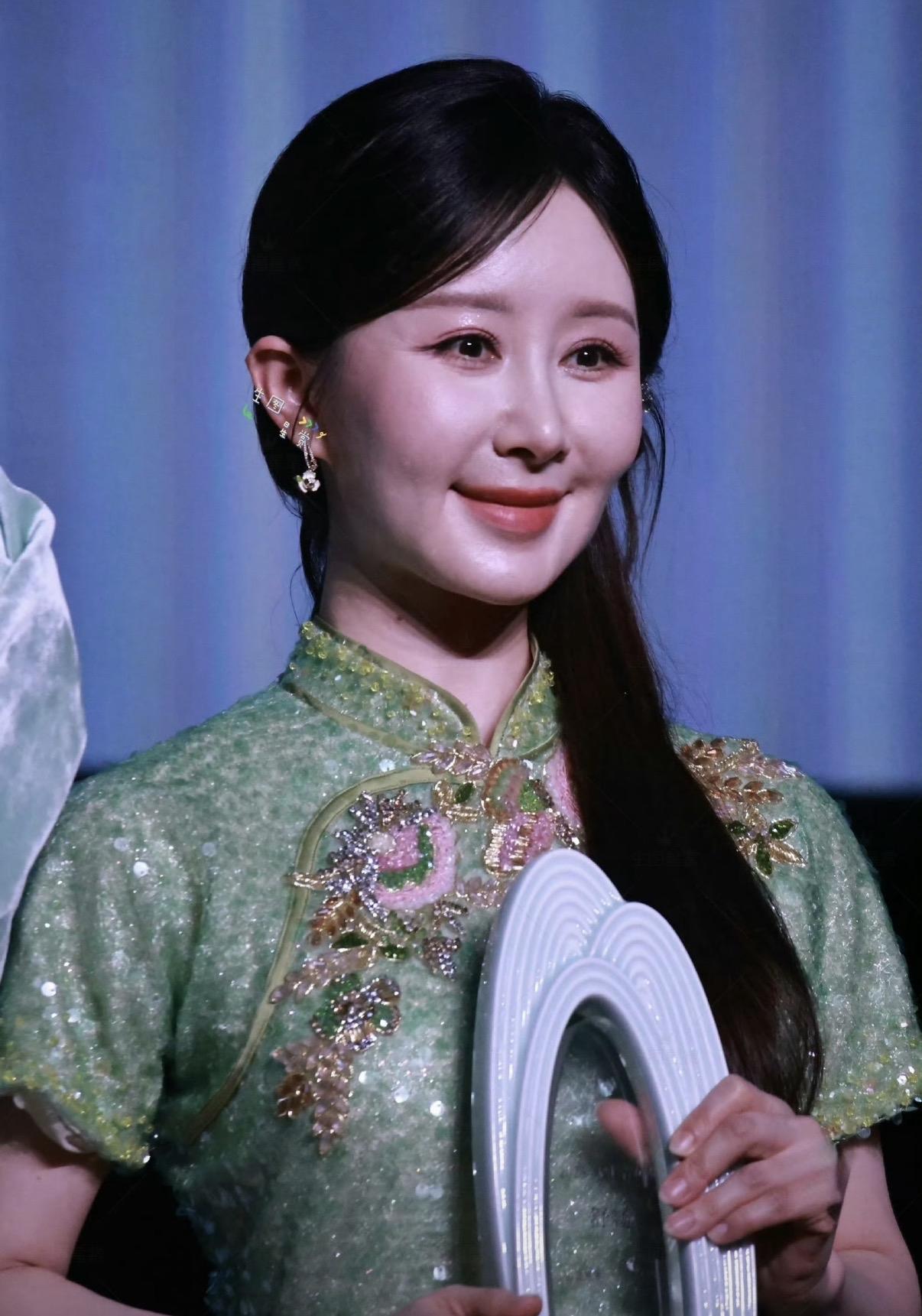 舒畅给所有女明星提了个醒，你可以演电视剧演电影，也可以直播带货拍短剧，但