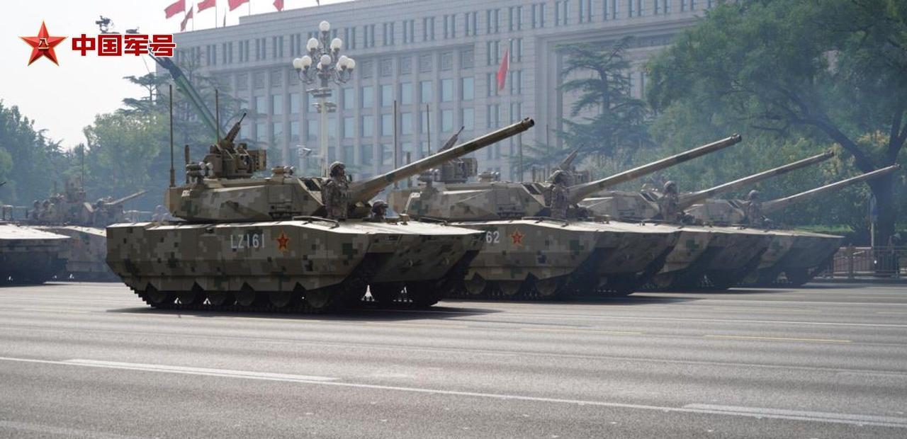 15式坦克快速过气，100系列坦克将要替换谁？100式坦克在此次阅兵中紧随99