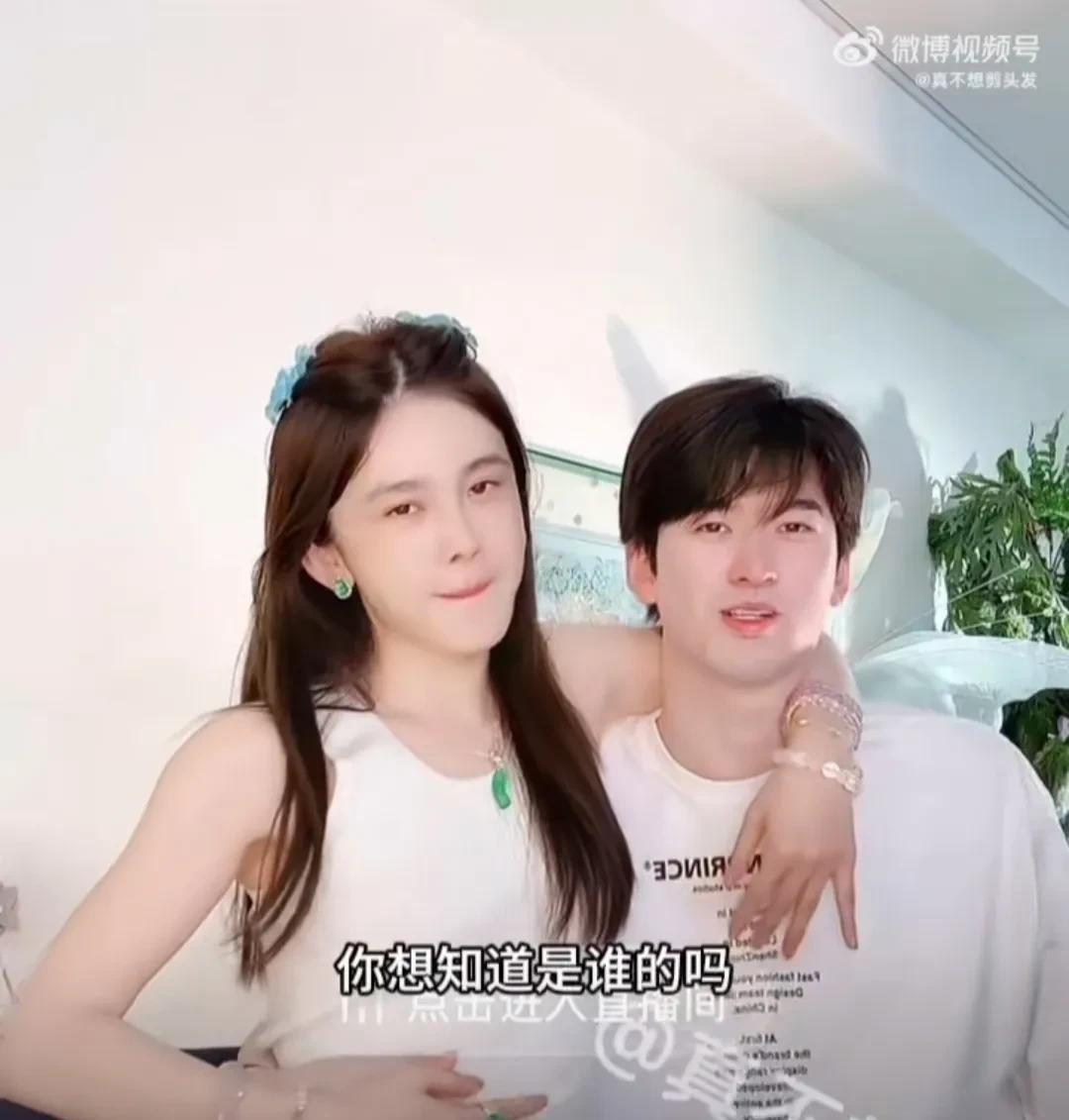 赵樱子这是什么迷操作？赵樱子在直播间和双胞胎弟弟并排而坐，她让弟弟主动揽着她的