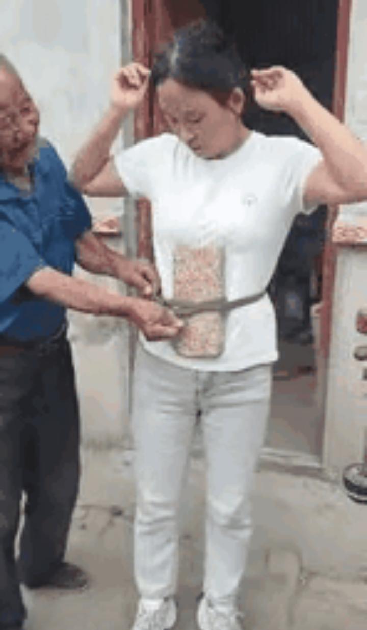 爹，给闺女绑砖头干嘛？傻闺女，彩礼论斤秤呢。这两块砖头不值多少钱啊。你傻不