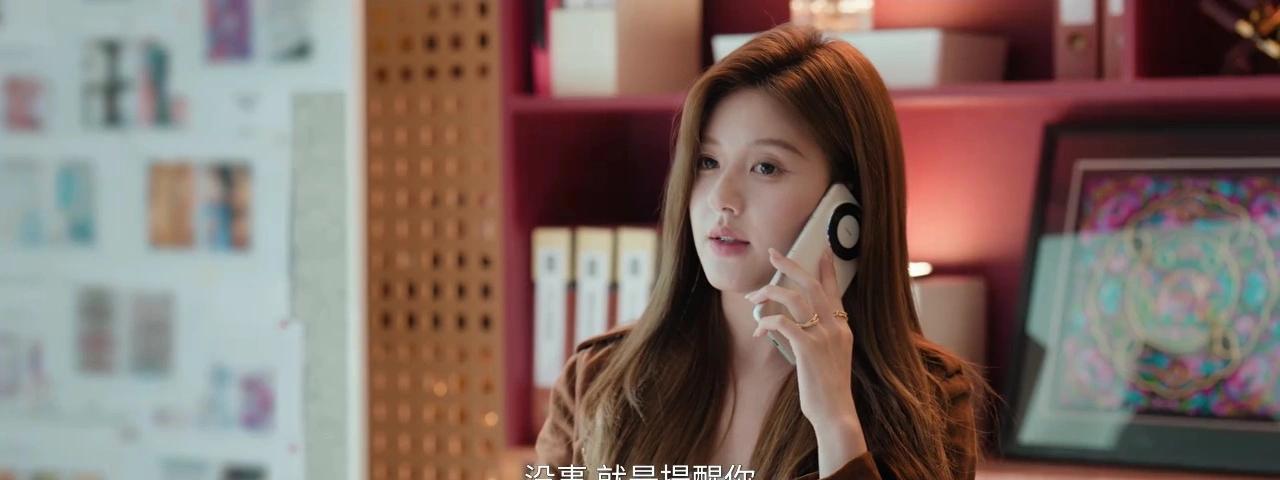 《许我耀眼》这是穿帮了吗？日期都搞错了啦！[吐舌头眯眼睛笑]许妍给好命哥打电话说提醒他，第