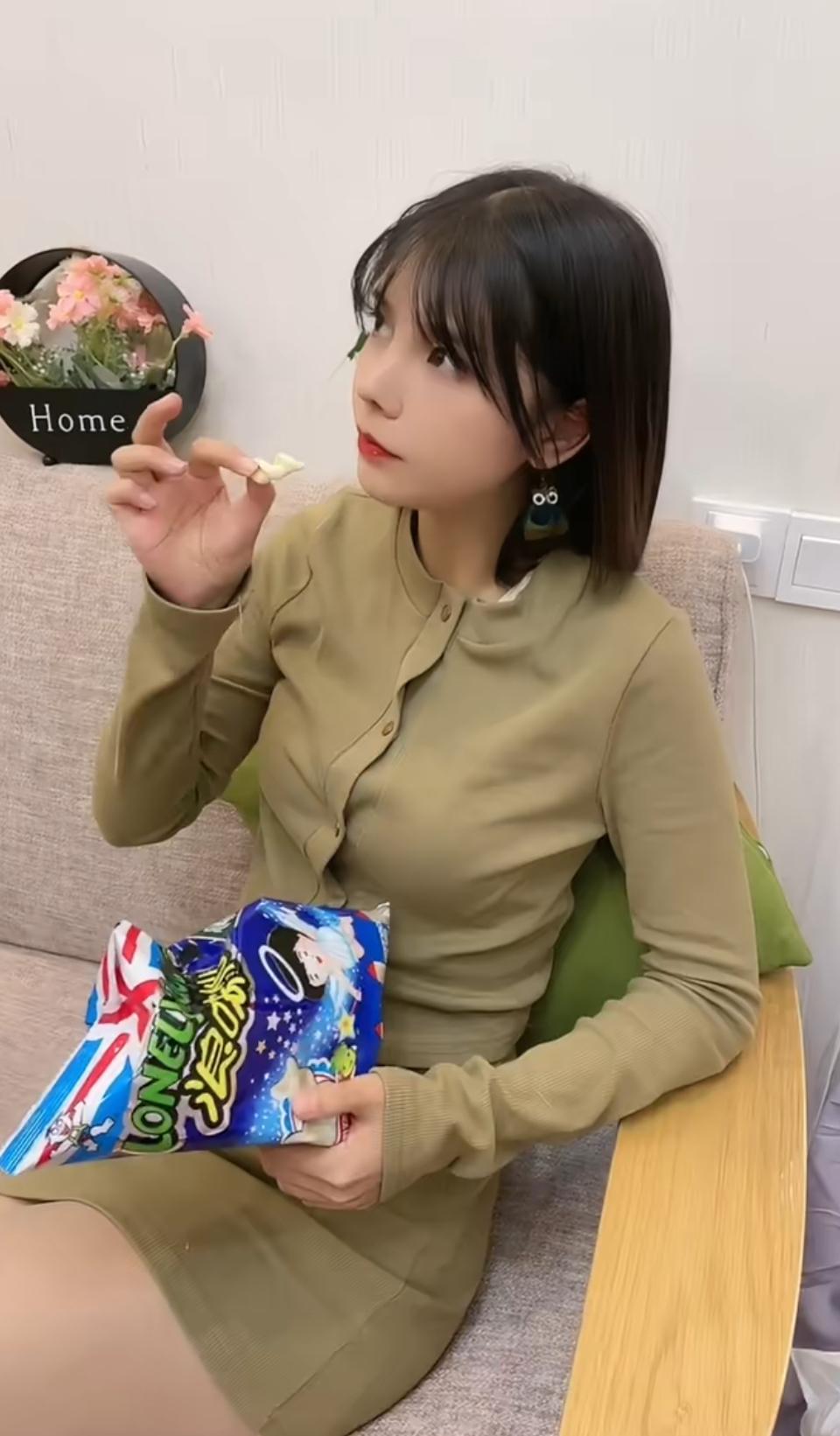 窝在沙发里，零食配发呆，就是最惬意的宅家时光啦