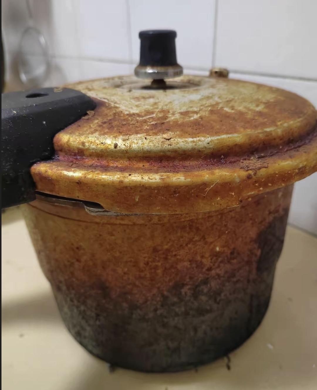 最近网上有个帖子火了。一对夫妻说自己太懒，高压锅从买来就没擦过表面，现在锅都黑成