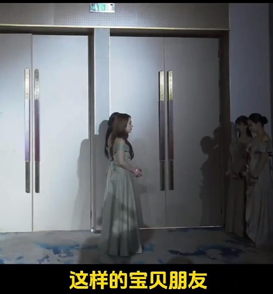 6月19日，四川新娘子邀请了4个闺蜜当伴娘，哪知道这4人没经验，闹出了乌龙。婚