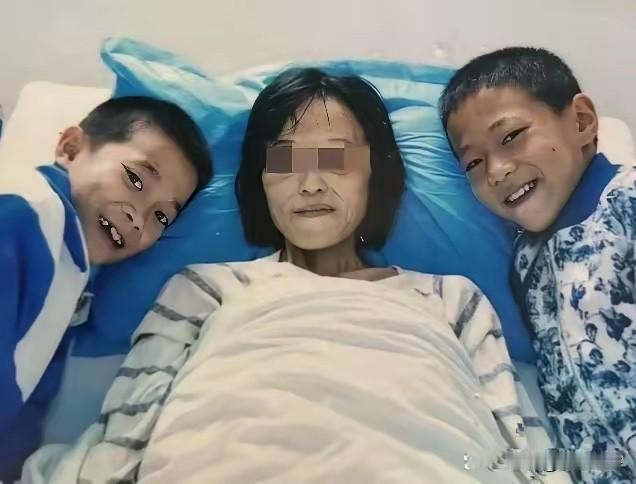 2016年，湖南一单亲妈妈身患癌症，临终前打算将11岁和8岁的儿子托付给亲戚，谁