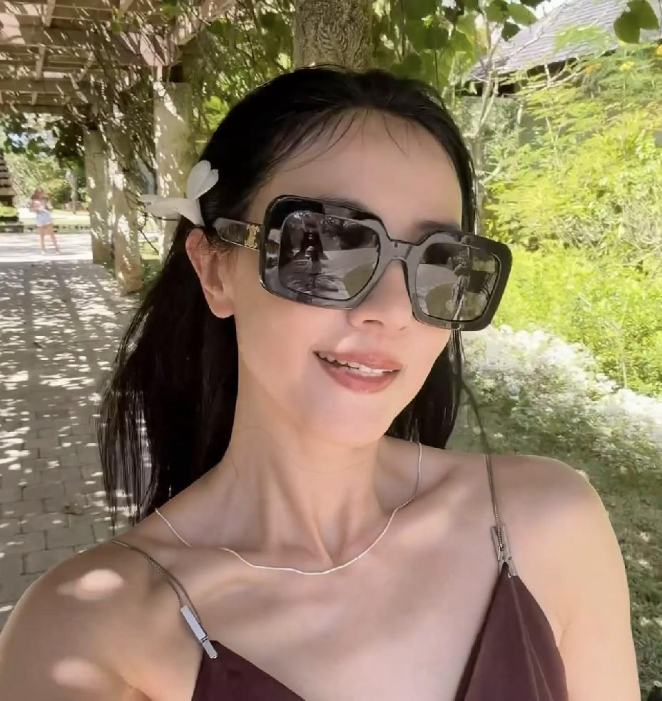 高圆圆太高贵了她罕见地在社交平台晒出了一组旅行美照，配文写道：“阳光营业，我