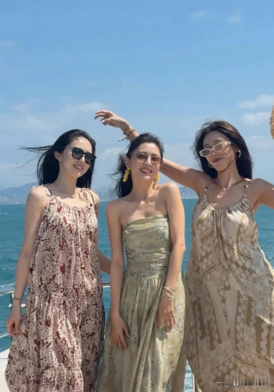 佟丽娅和董璇这一对姐妹俩，和好朋友们一起出海过情人节。董璇穿着一身吊带花裙，身