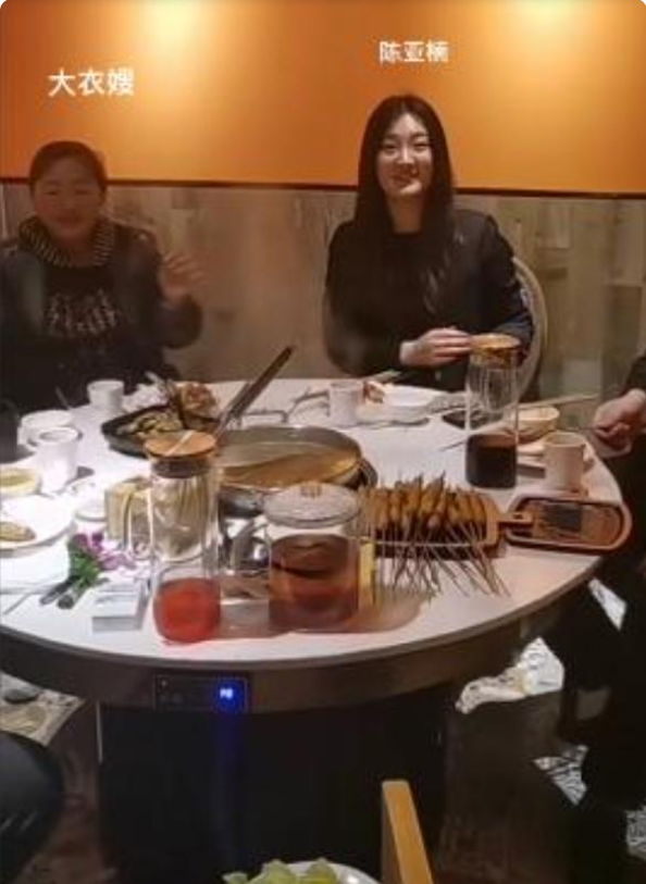 脸皮够厚？陈亚男找大衣哥借钱没成，获邀吃顿饭，网友：忘了当初怎么算计朱家的？