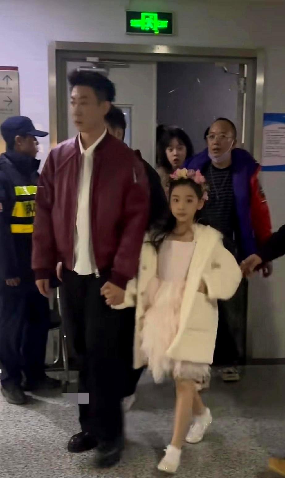 镜头一扫，小酒窝牵着“新爸爸”张维伊蹦蹦跳跳，笑得比冰淇淋还甜。网友瞬间