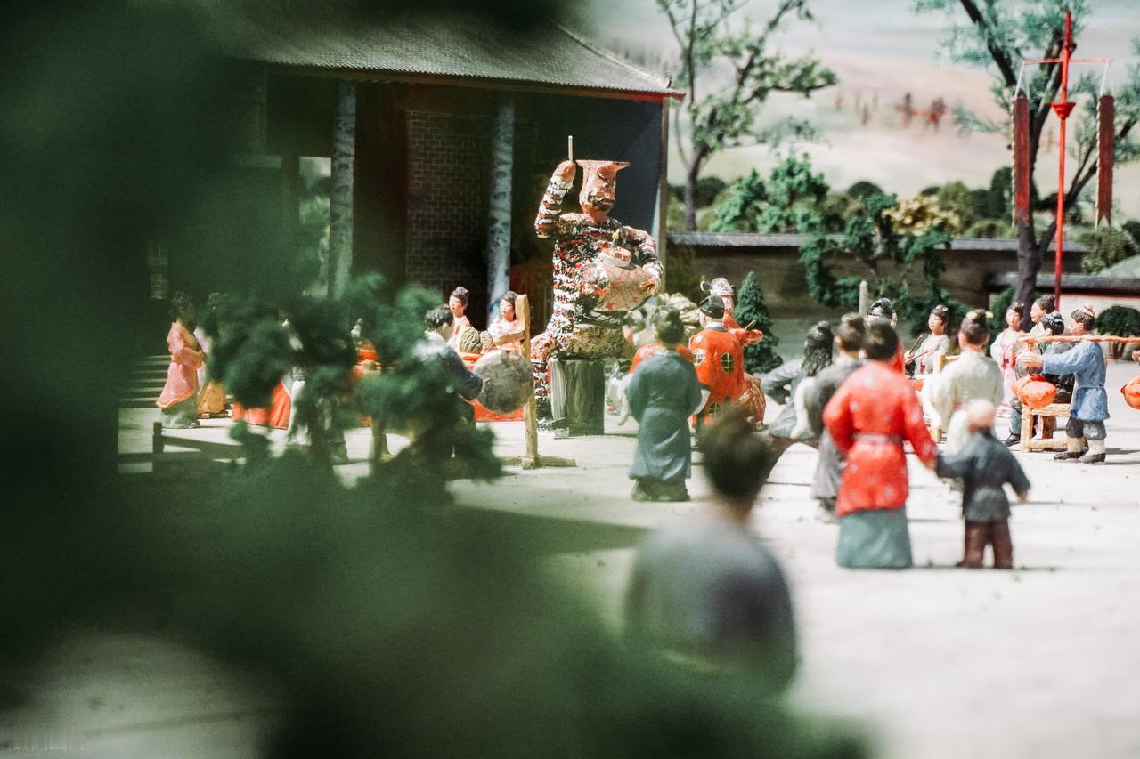 明朝传奇故事成化年间，苏州有一个人叫张文宝，遇到一件十分悲痛的事：他的儿子正值