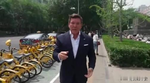 他们开罚单太快了今天下午，负责跟拍特朗普总统的美媒福克斯主持人布雷特在直播中