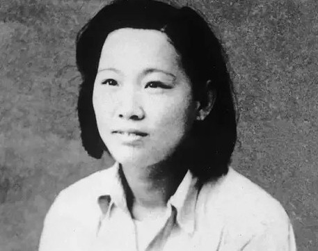 1950年，连长刘玉明经过汽车站时，遇到了衣衫褴褛的女乞丐。定睛一看，那女乞丐竟