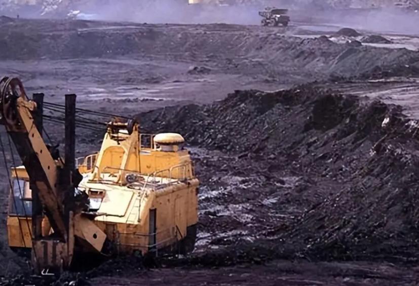 所有人都在等中国对日本出手，结果海关数据一公布，全都懵了。2025年11月，中国