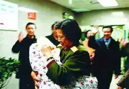 2003年12月26日，毛新宇的妻子刘滨顺利分娩，生下了体重七斤三两的毛东东！当