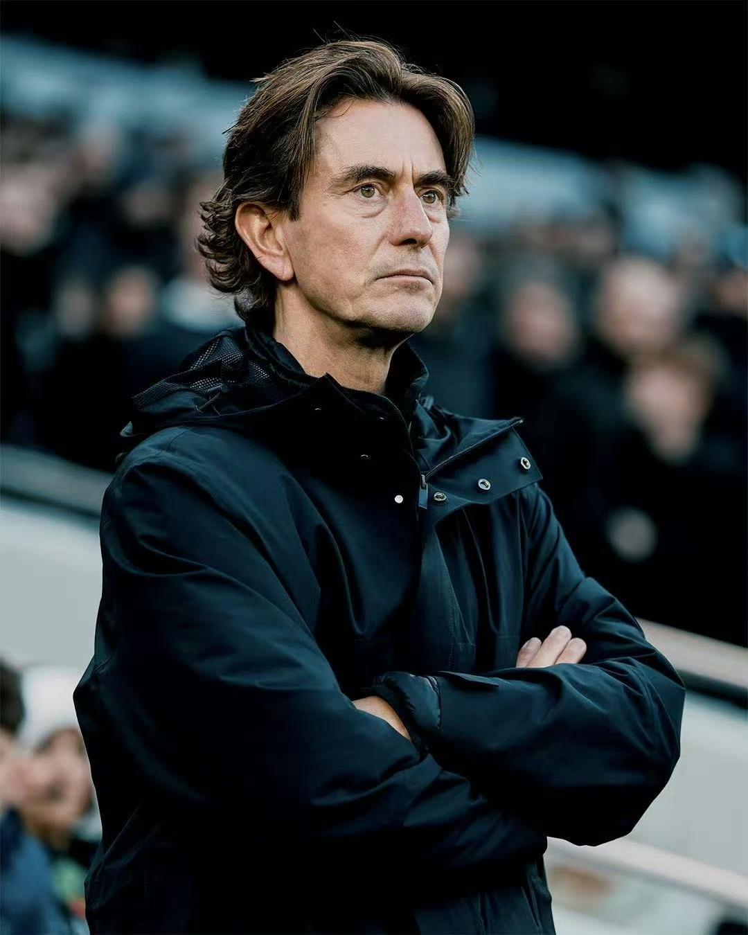 弗兰克下课是必然的，热刺都快降级了，肯定主帅是背锅的。但弗兰克是冤枉的，在热刺得