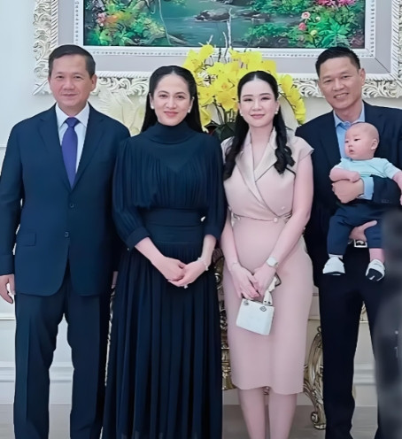 洪森的儿子、儿媳一点不像是从穷国家出来的人，看着就像是西方精英。洪玛奈一身西装笔