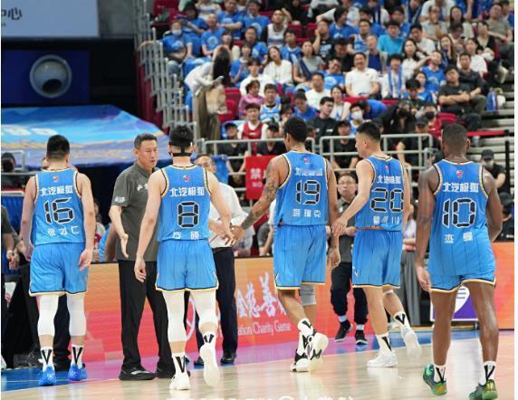 北京首钢最后派上了邱天、翟晓川、张才人、方硕、杰曼这个阵容，这才是能代表北京首钢