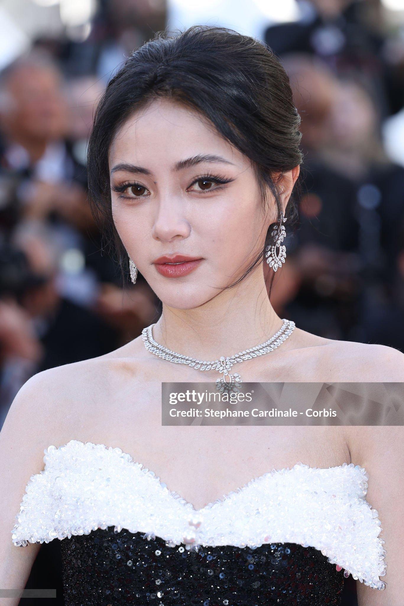 谢可寅首次戛纳红毯造型谢可寅戛纳红毯生图状态什么这居然是谢可寅首次戛纳红毯吗，