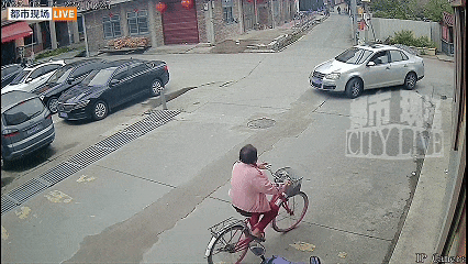 对两名中学生扶摔倒女子被索赔22万元的事件中，如果只看女子与中学生之间的关系，中