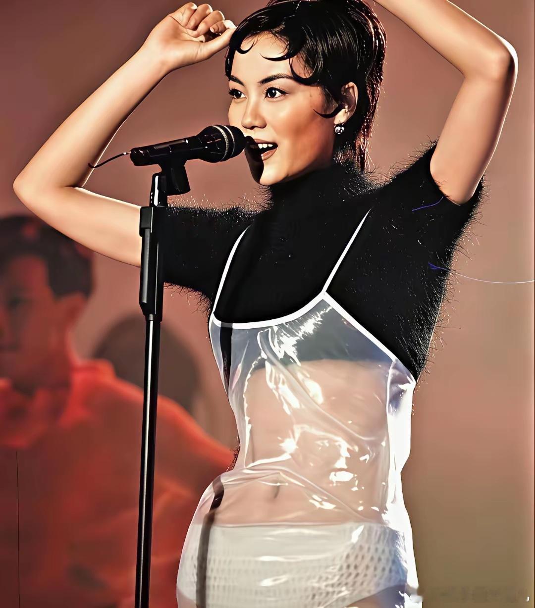 王菲太敢突破了，1994年就身穿透明裙子在舞台上演唱，一下子惊艳全场