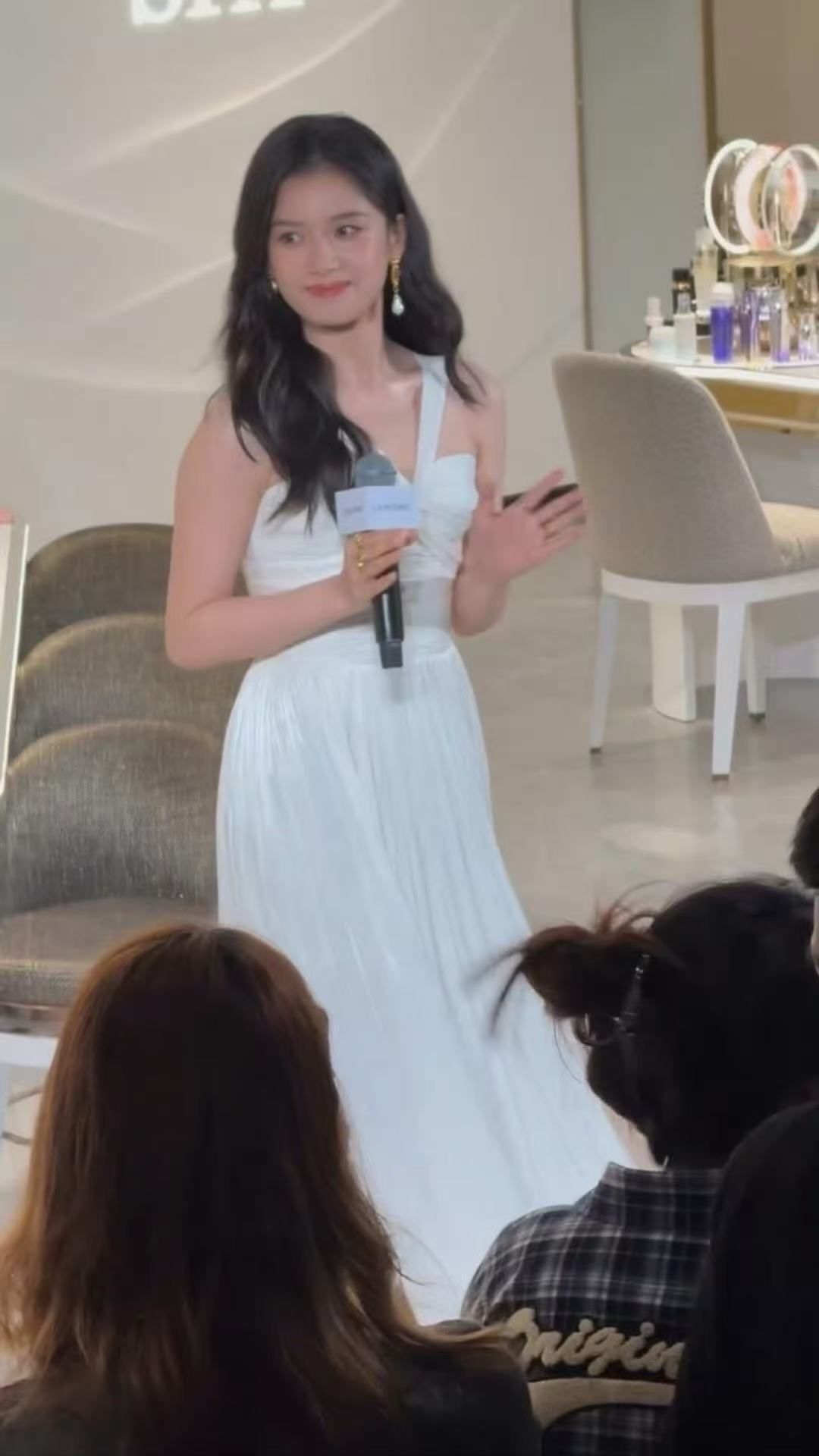 张婧仪挂脖白裙好优雅​​​看得出她是公主！张婧仪穿白裙子太美啦！​​​
