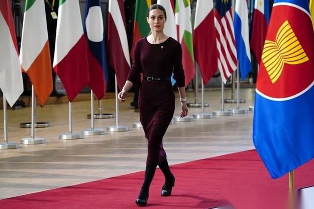 一个在面包店干过收银员的34岁女孩，居然接手了一个发达国家。不仅自己上位，她还拉