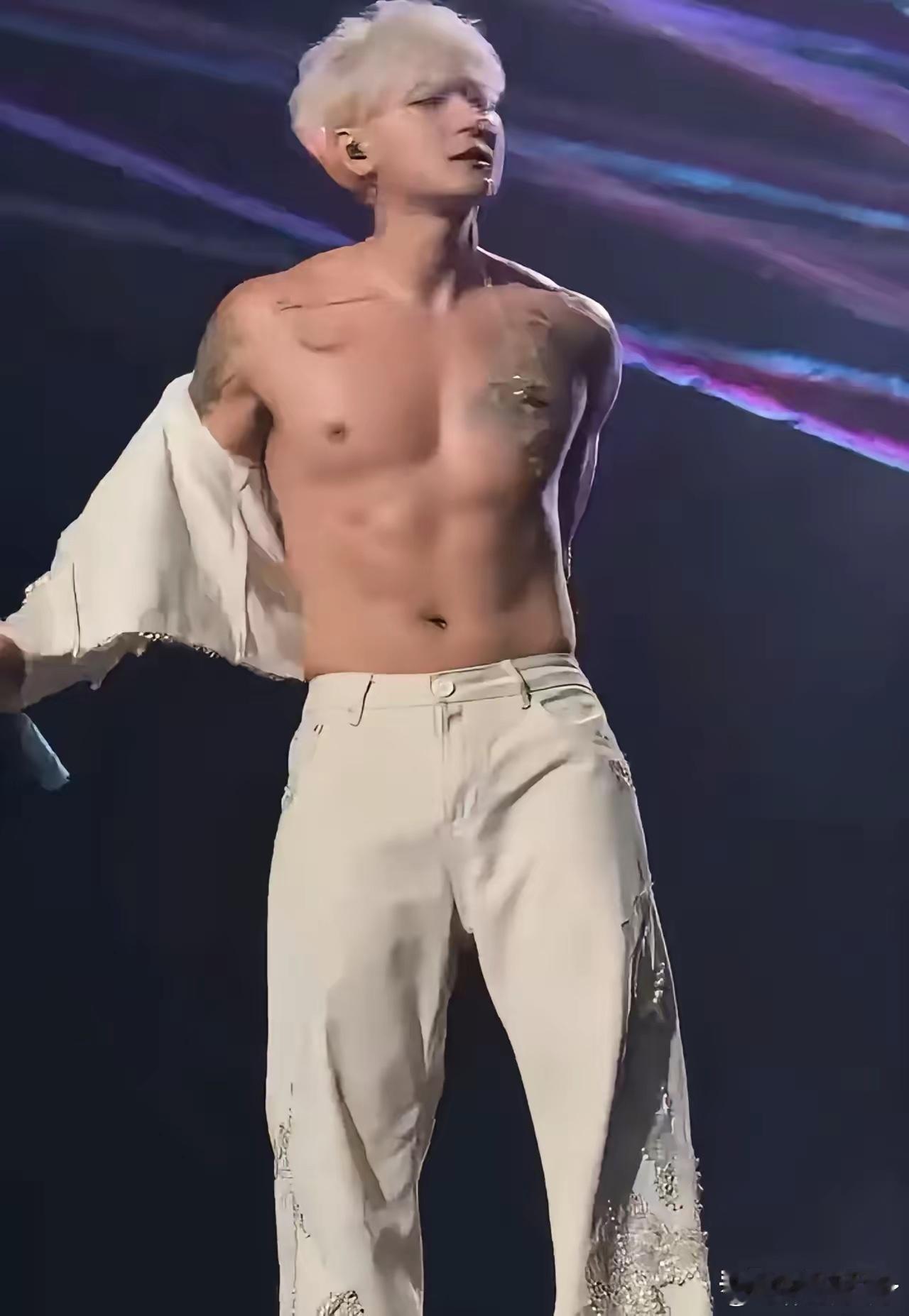 黄子韬在演唱会上脱衣狂秀身材，但他的裤子拉链没拉