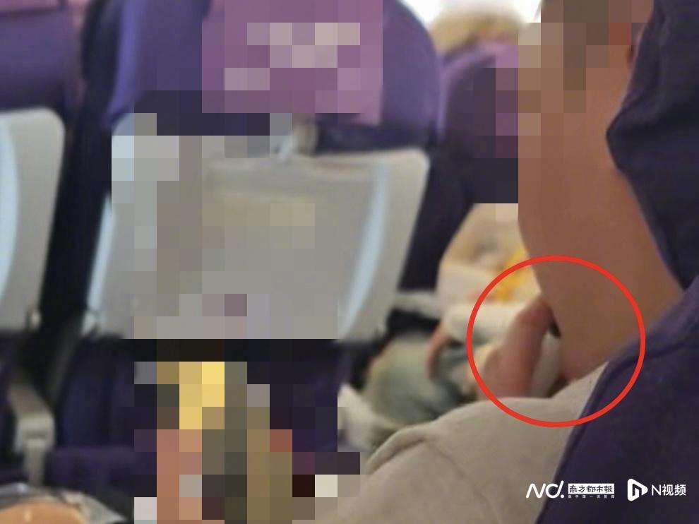 #吉祥航空回应男子机上吸电子烟#【吉祥航空上海飞深圳航班上有男子吸电子烟！航司称