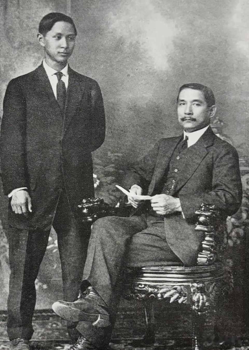 1910年5月这张孙中山和孙科在檀香山的留影，意义非凡。孙中山是伟大的革命先驱，
