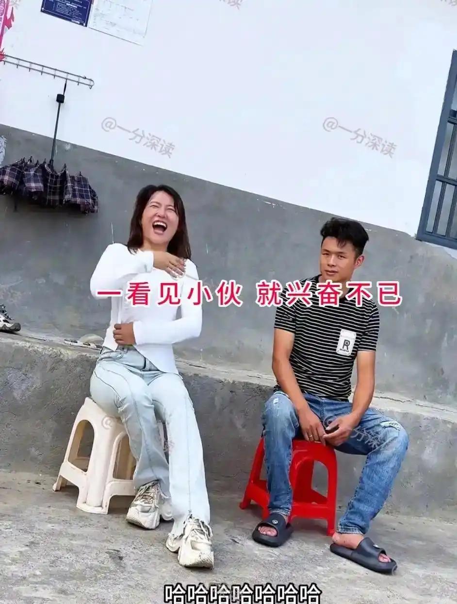 台阶上一场简单的相亲，演得像一出充满戏剧性的短剧。女生一看见对面的小伙，一