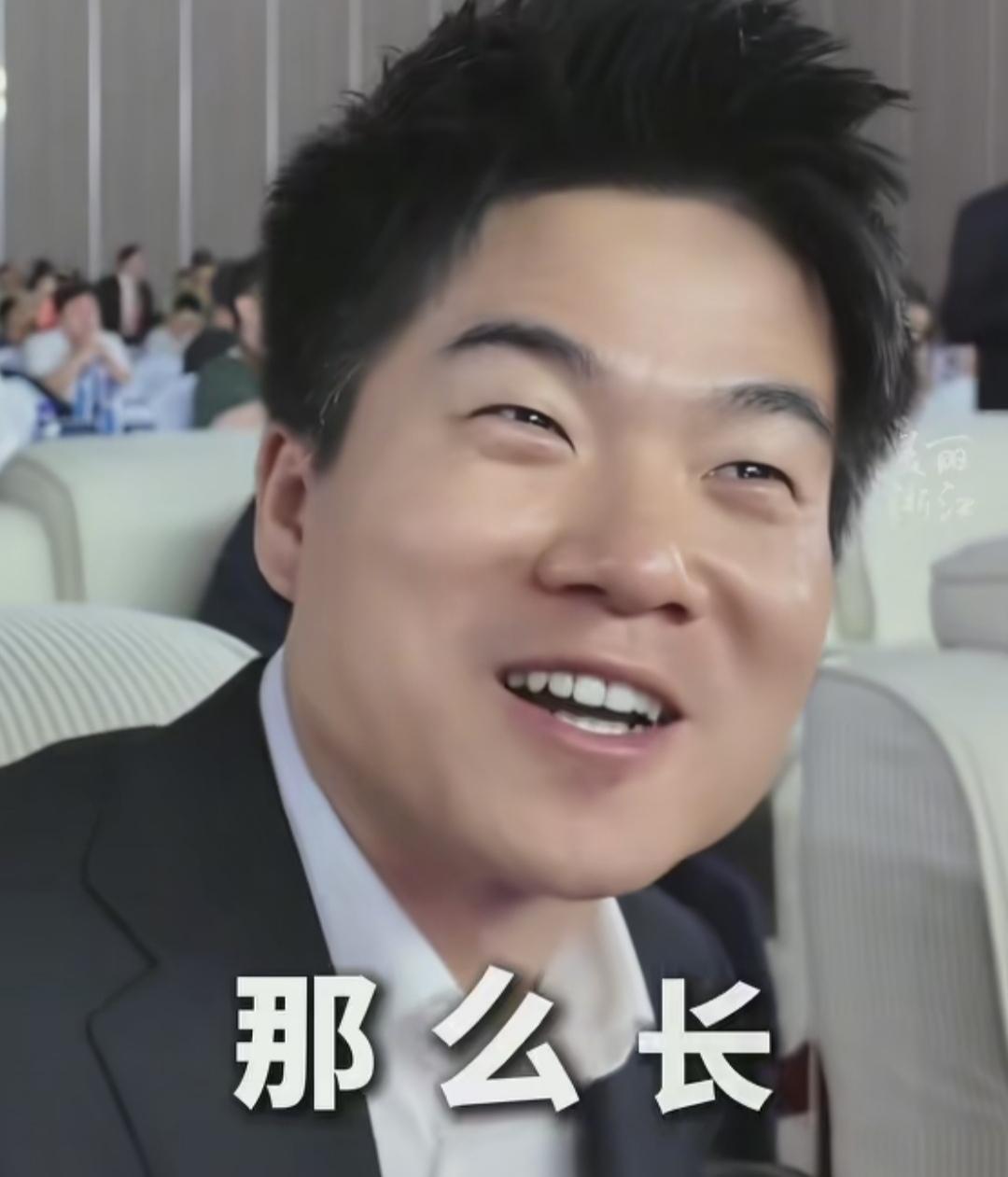 董宇辉在电商大会现场改稿，没想到被美丽浙江抓拍：干啥呢？董老师，这么急？董宇辉