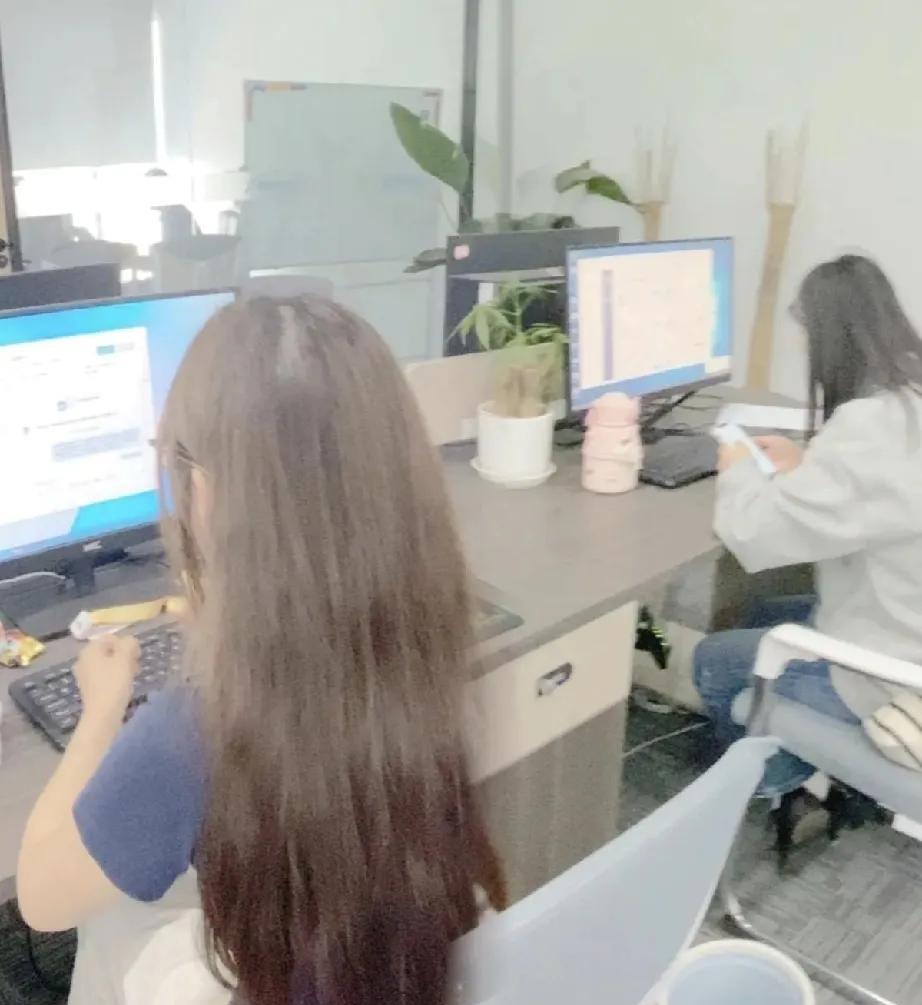 公司花了10万猎头费挖来的市场总监，这几天在配合这位大牛在招人的时候，发现市场总