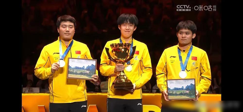 别再缅怀什么“国乒厚度”了。那是假象。林诗栋、梁靖崑的急速坠落，撕开的才是竞技场